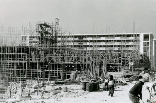 1965 年，明華大廈的興建工程如火如荼。