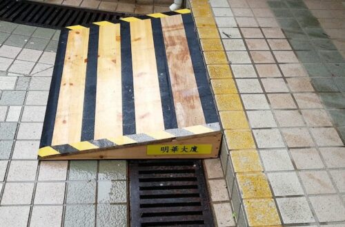 There is a step on the ground floor of Block B that stops wheelchair users from moving in and out of the building. Using existing resources, Kwok sawed wooden planks off the furniture he had collected from a recycling station. He crafted a ramp and put it into use after meticulously testing its stability and sturdiness.