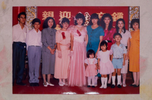 On Cat’s wedding day, it was rare for eight siblings for Tam's family to have a group photo together. The girl in yellow skirts (far right)was the family’s neighbour, like brothers and sisters.