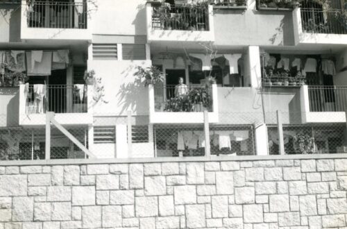 比起狹窄的板間房，觀塘花園大廈有獨立廚廁，居住環境較理想。