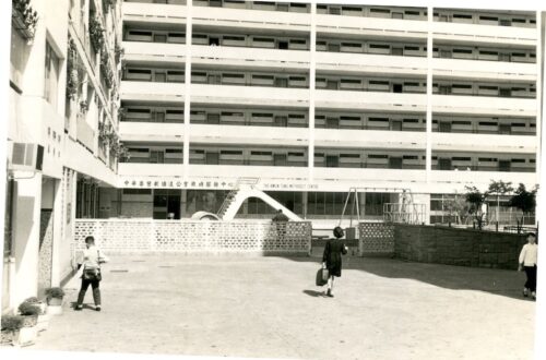 弟妹出生後，陸醫生一家六口便搬到百靈樓較大的單位。