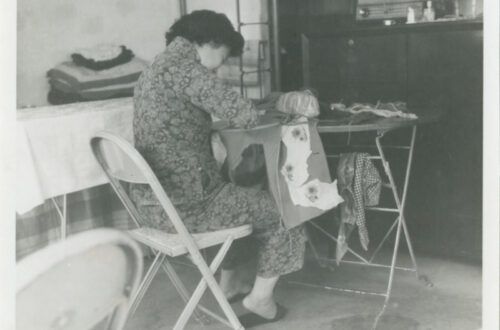 1960年代，不少婦女也會在家做縫補工作，幫補家計。