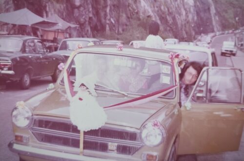 The wedding limousine parked on A Kung Ngam Road and you could see two “cart  stalls” beside the hillside.